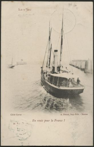 Le départ du "Ville d'Auray", assurant la liaison maritime entre l'île et le continent / Garrec phot.